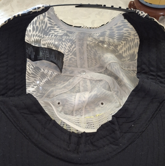 SWAG! Forever 21 Black and White Snapback Cap - Picture 3 of 7